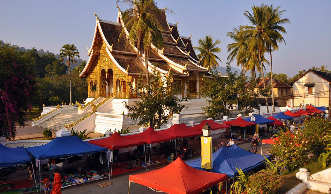 il mercato notturno di luang prabang in laos